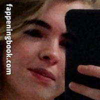 Benee Desnuda