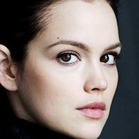 Emilia Schüle Desnuda