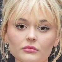 Emily Alyn Desnuda