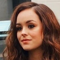 Hayley Orrantia Desnuda