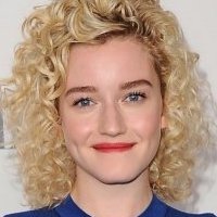 Julia Garner Desnuda