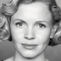 Kate Phillips Desnuda