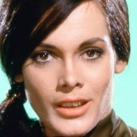 Martine Beswick Desnuda