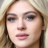 Nicola Peltz Desnuda
