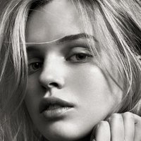 Odessa Young Desnuda